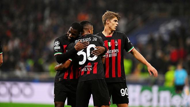 拼劲十足，多库17岁时曾与孔帕尼进行一对一单挑（17岁多库斗志十足，曾与孔帕尼上演一对一对决）