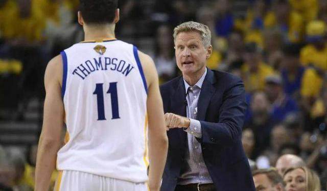 半场： 萨索洛2-1佛罗伦萨，曼德拉戈拉点射，沃尔帕托破门（半场战报：萨索洛暂2-1领先佛罗伦萨，曼德拉戈拉点球命中，沃尔帕托破门）