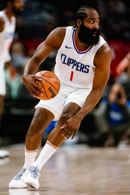 湖人詹姆斯关键封盖锁定胜局（詹姆斯致胜封盖助湖人取胜）