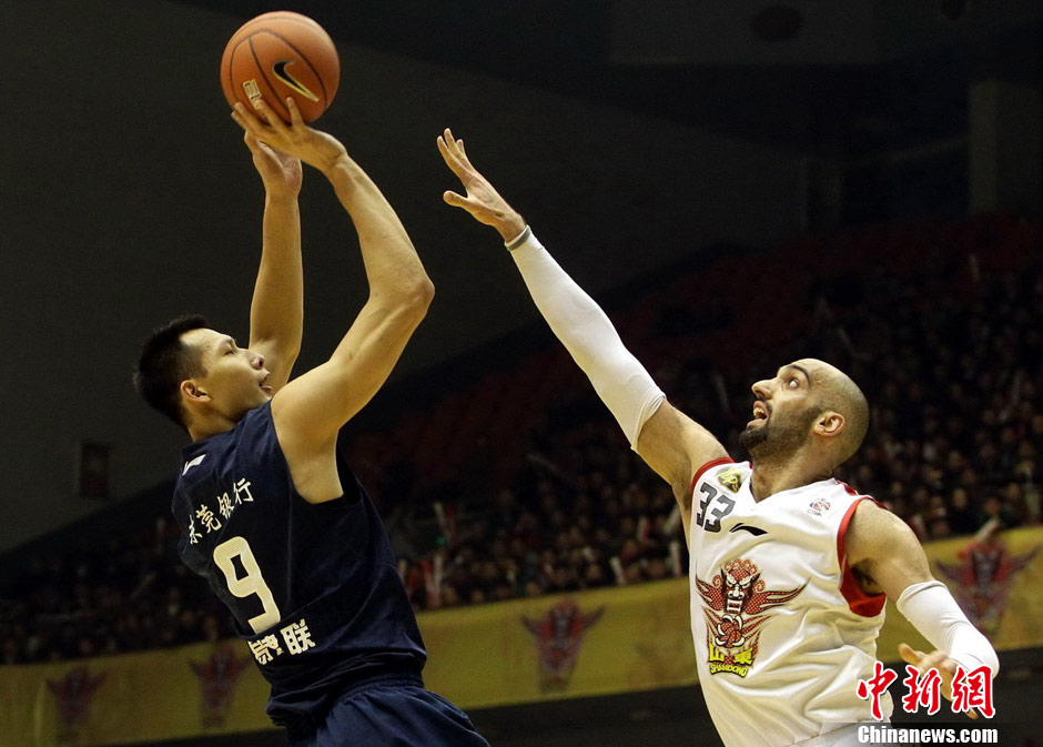 詹姆斯关键助攻锁定胜利（詹姆斯致命传球终结悬念）