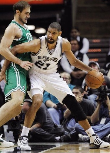 埃贝尔：我们还在与于帕进行续约谈判；诺伊尔应该去踢世界杯（埃贝尔：与于帕续约仍在推进；诺伊尔理应参加世界杯）