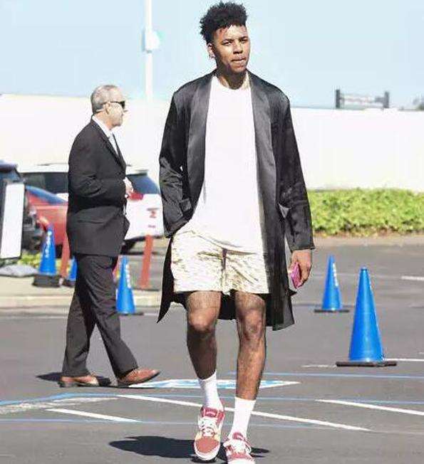 康宁汉姆半场15+7+4，超七成命中率带队领先17分（康宁汉姆半场15分7板4助，超七成命中率助队领先17分）